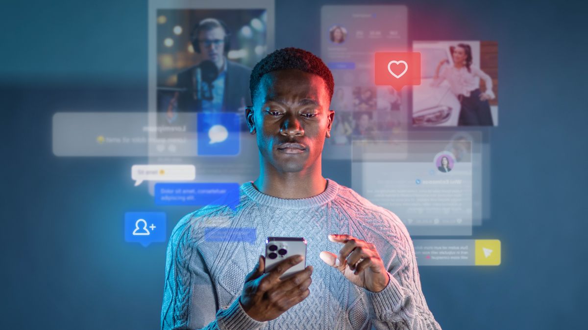 Ndugu akitazama simu yake. Amezungukwa na mambo mengi yaliyo kwenye mitandao ya kijamii kutia ndani mazungumzo, ripoti ya habari, picha, jumbe, na alama na emoji mbalimbali.