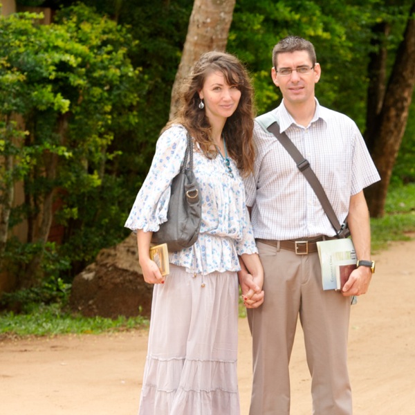 Johanna na Sébastien wakihubiri hadharani nchini Benin