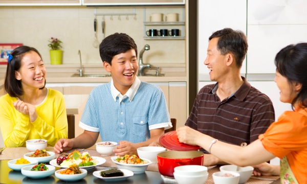 Familia ikifurahia kula chakula pamoja
