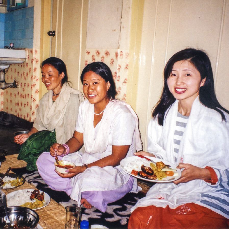 Michiyo Kumagai na wengine wakifurahia mlo pamoja