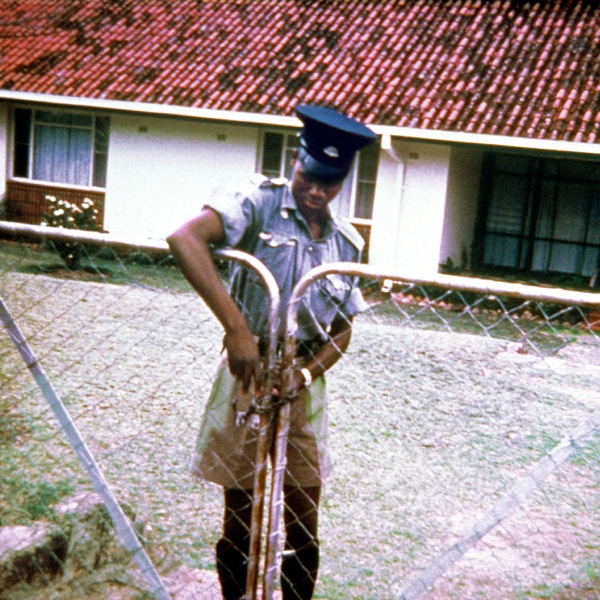 Polisi akifunga lango la ofisi ya tawi