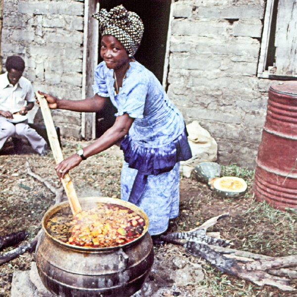 Dada akipika chakula huko Sierra Leone