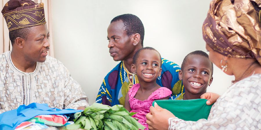 Wenzi wa ndoa wakimpa chakula na mavazi ndugu fulani mkimbizi na watoto wake