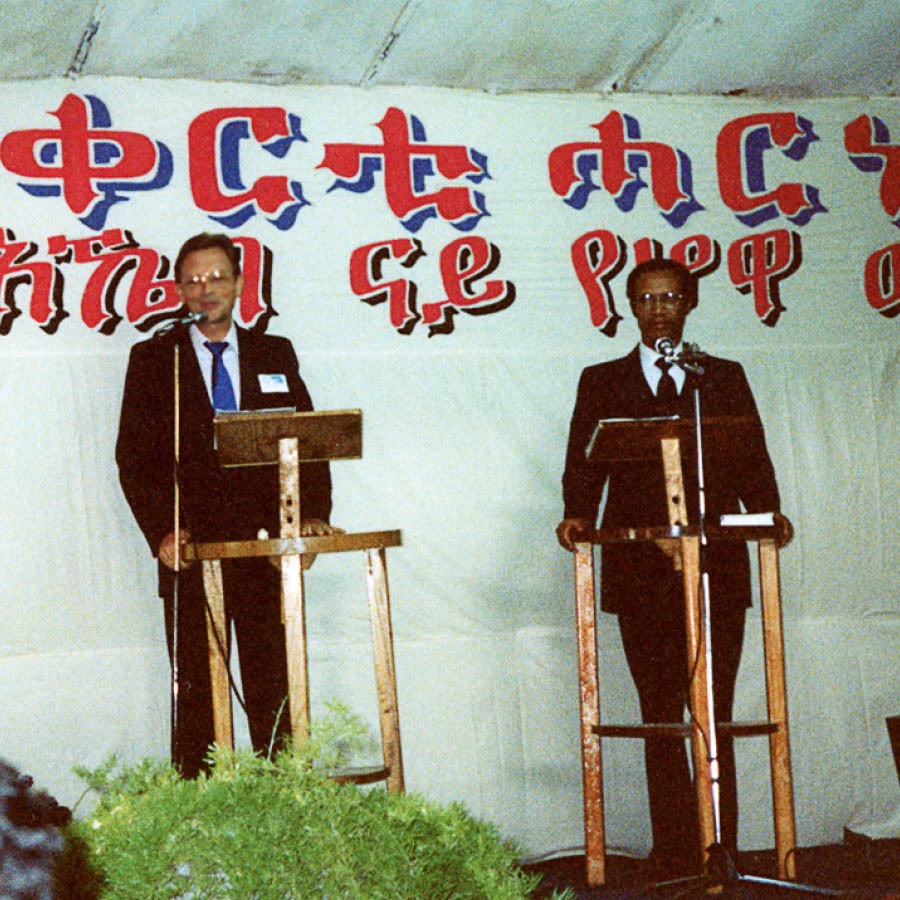 Manfred Tonak akitoa hotuba kwenye kusanyiko huko Asmara (nchini Eritrea), mwaka wa 1992