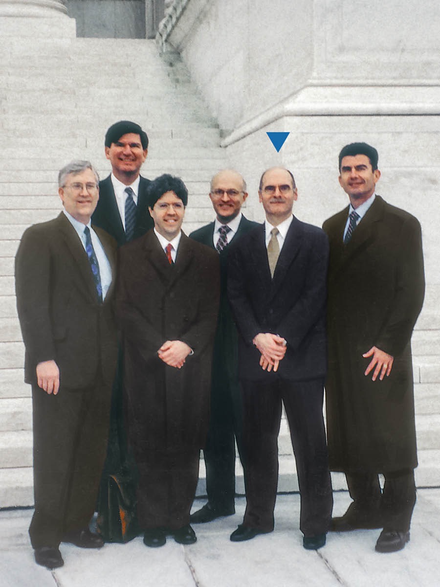 Richard Moake, Gregory Olds, Paul Polidoro, Philip Brumley, Don Ridley, na Mario Moreno wakiwa nje ya Mahakama Kuu nchini Marekani.