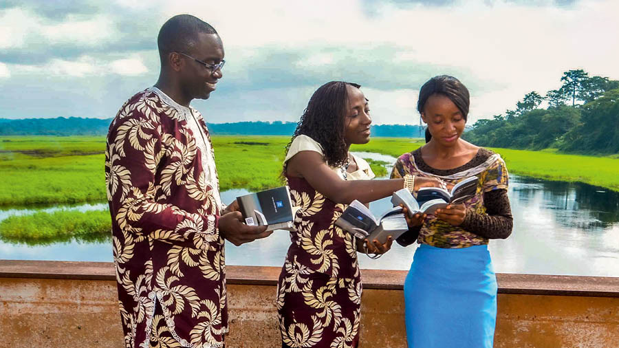Léonce na Gisèle wakimhubiria mwamke fulani darajani.