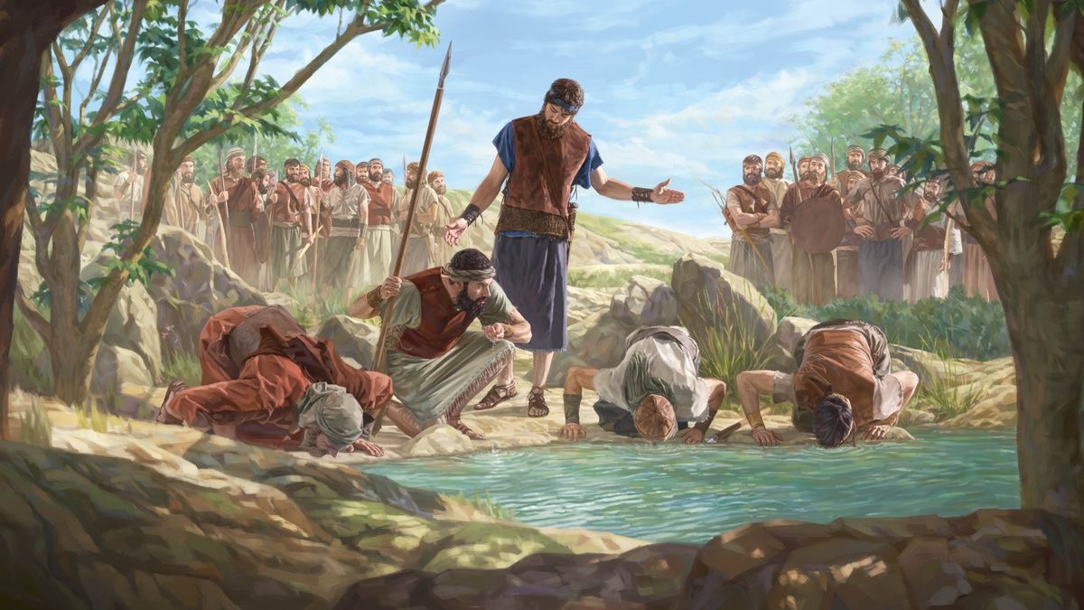Gideoni akiwatazama wanaume Waisraeli wakinywa maji. Mmoja wao anatumia mkono wake kunywa maji, huku wengine wakinywa maji nyuso zao zikiwa zimetazama chini.
