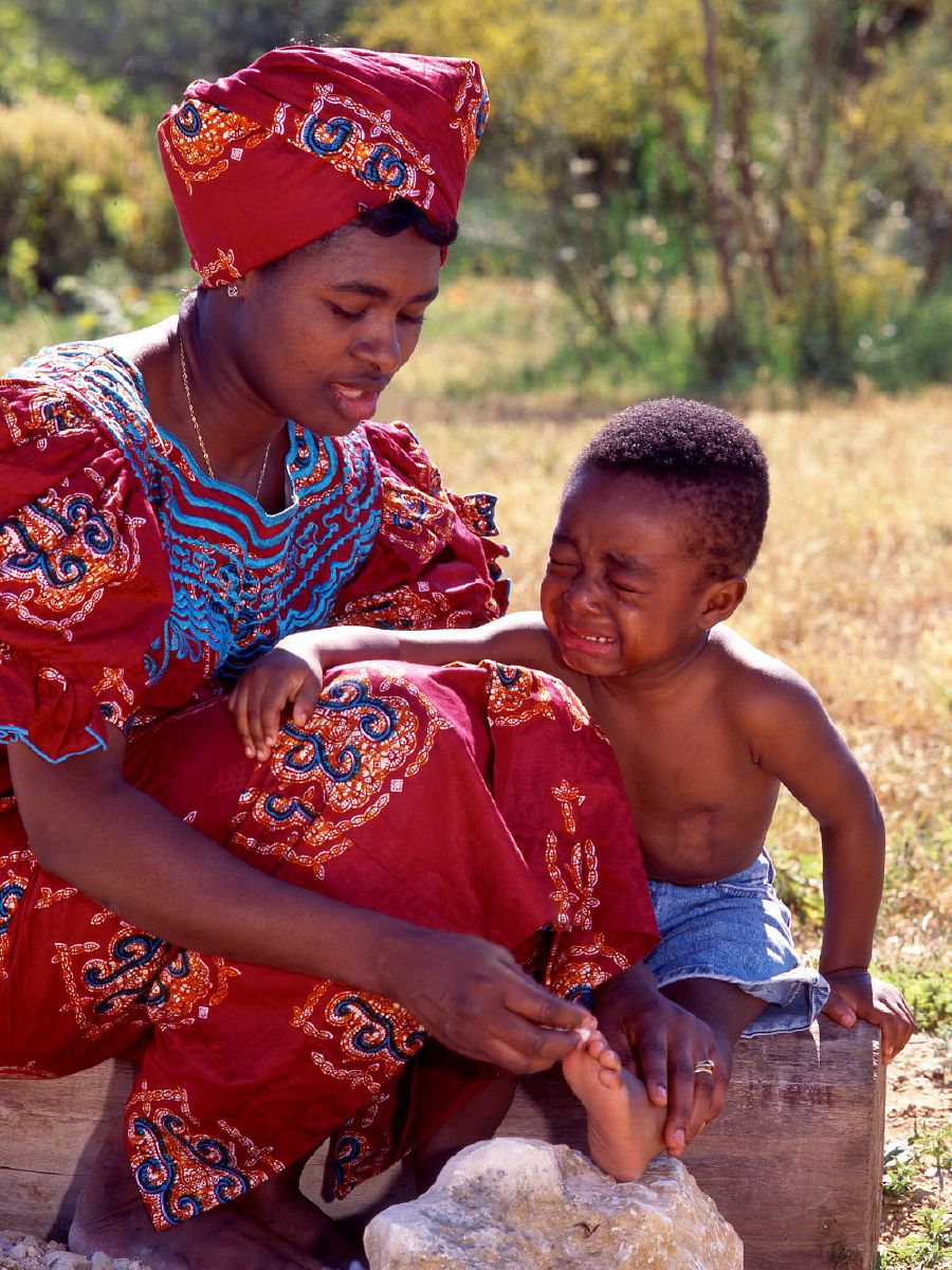 Mama akimfariji mtoto wake