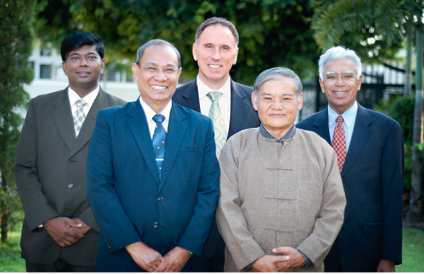 Halmashauri ya Tawi, kuanzia kushoto kwenda kulia: Kyaw Win, Hla Aung, Jon Sharp, Donald Dewar, na Maurice Raj