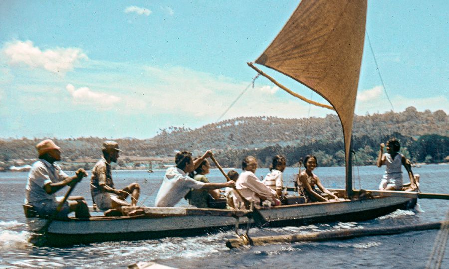 Wahubiri wakiwa kwenye boti wakielekea kuhubiri Ambon, Maluku