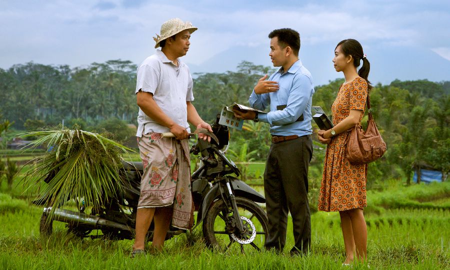 Mashahidi wa Yehova wakimhubiria Mwindonesia kijijini nchini Indonesia