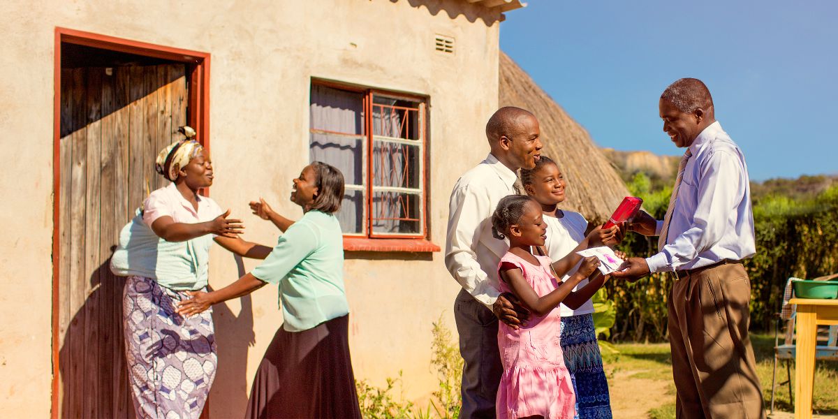 Familia ikiwakaribisha wenzi wa ndoa na kuwapa zawadi
