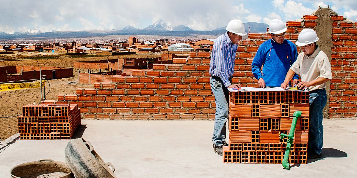 Mashahidi wa Yehova wakijenga ofisi ya utafsiri ya Kiaymara huko El Alto, nchini Bolivia