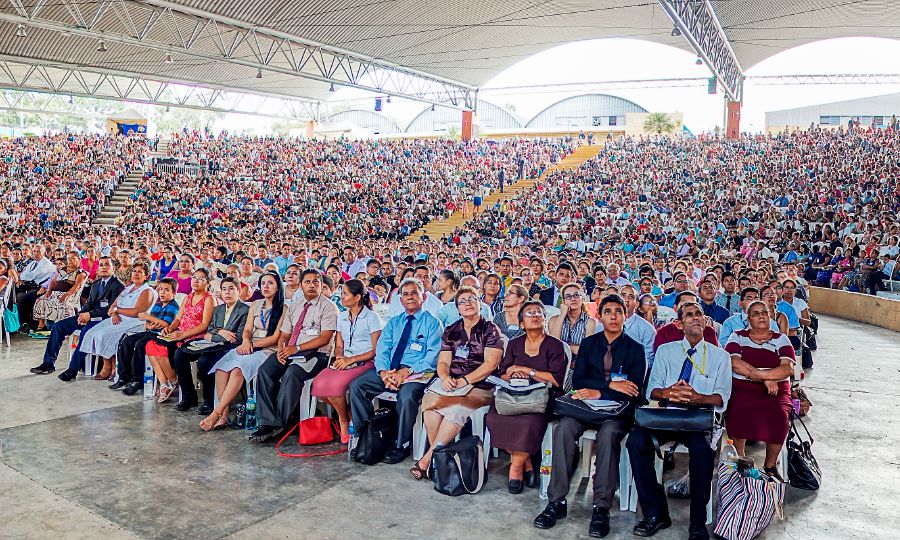 Wahudhuriaji wakisikiliza programu katika kusanyiko la eneo la Mashahidi wa Yehova huko El Salvador mwaka wa 2015