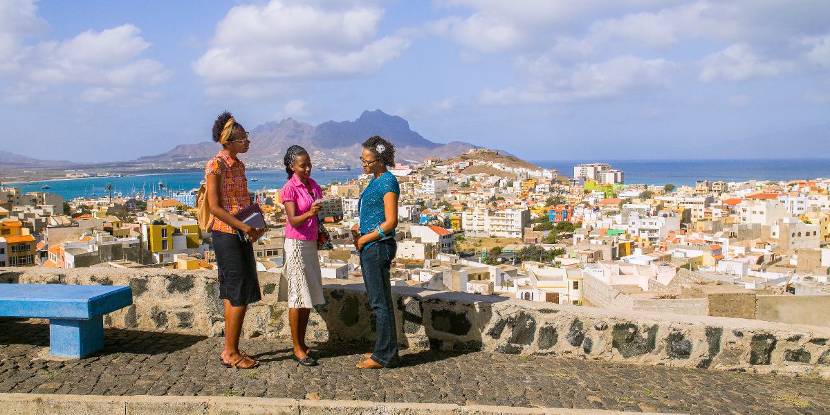 Mashahidi wa Yehova wakimhubiria mwanamke huko Cape Verde