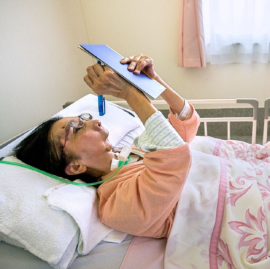 Nchini Japani, Kazumi akiandika barua akiwa kwenye kitanda hospitalini