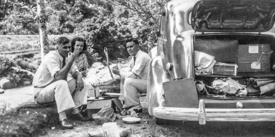 Henry Cockman pamoja na Jean na Clem Deschamp wakiwa Sumatra, (1940)