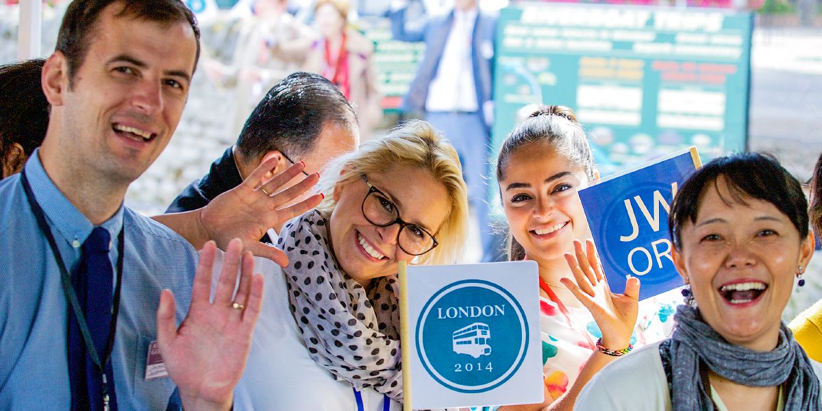 Mashahidi wa Yehova wakiwakaribisha wajumbe wa kusanyiko la kimataifa la mwaka 2014 jijini London, Uingereza