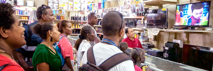 Visiwa vya Solomoni wakiwa dukani watoto na watu wazima wakitazama video kutoka kwenye tovuti ya jw.org