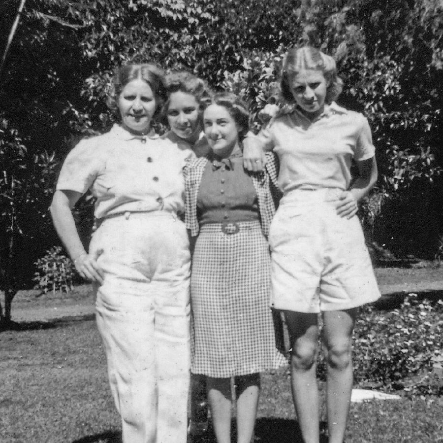 Johanna Harp, binti zake wawili, na rafiki yao (katikati)