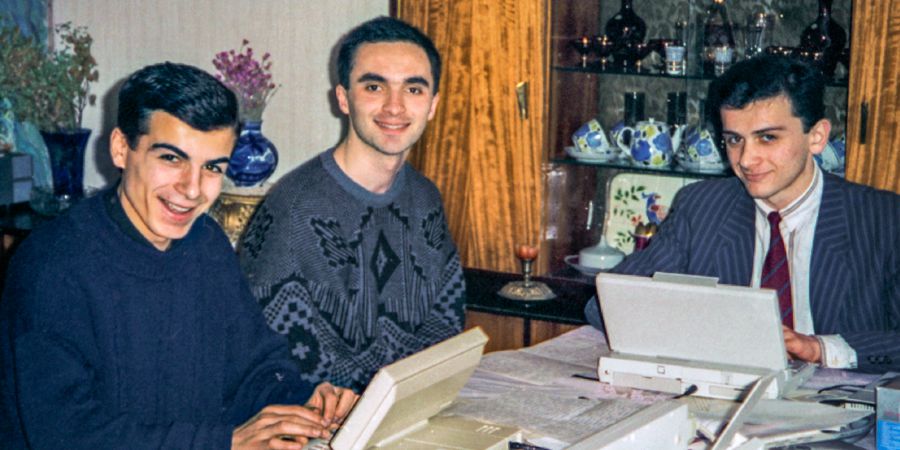 Leri Mirzashvili, Paata Morbedadze, na Levani Kopaliani wakifanya kazi katika ofisi ya kutafsiri mwaka 1993