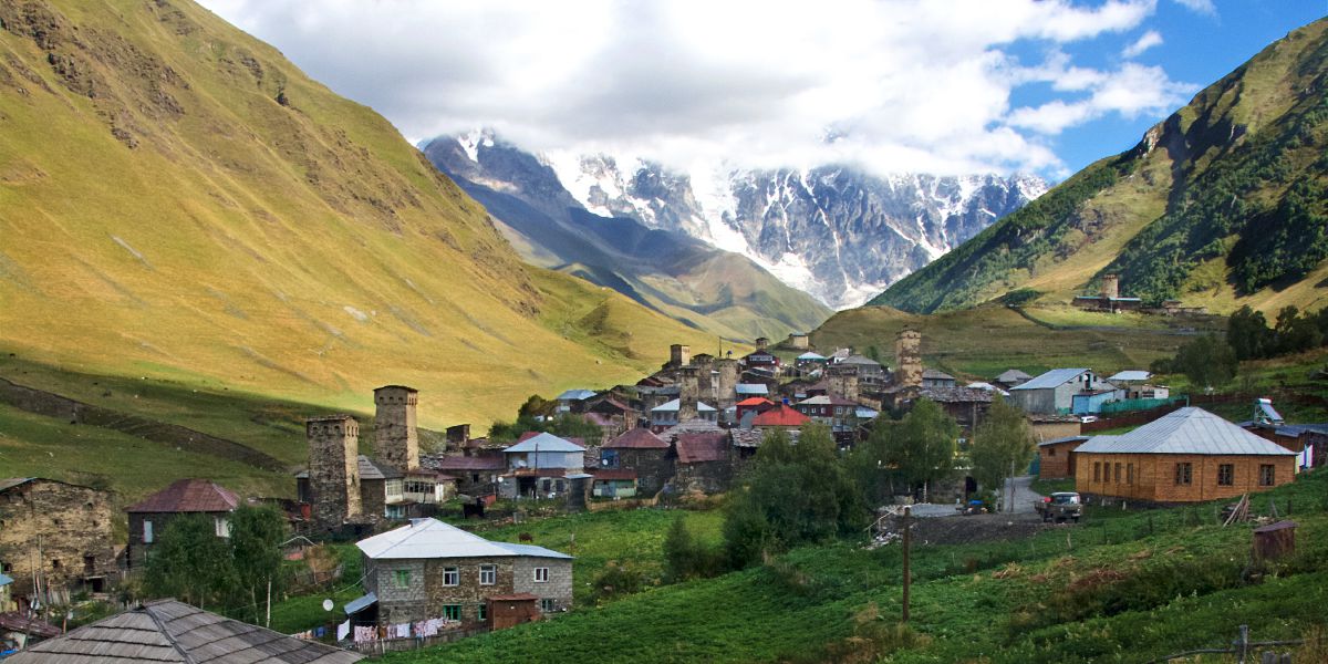 Kijiji fulani katika eneo la juu la Svaneti nchini Georgia