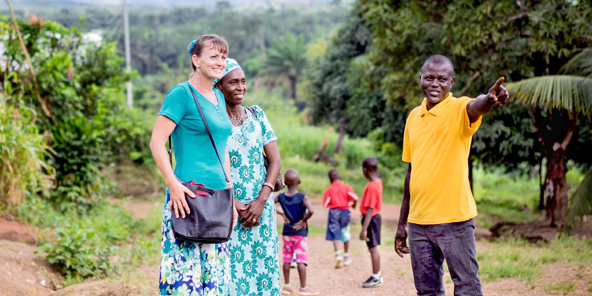 Watu nchini Sierra Leone wamwelekeza Crystal kwa viziwi katika eneo hilo