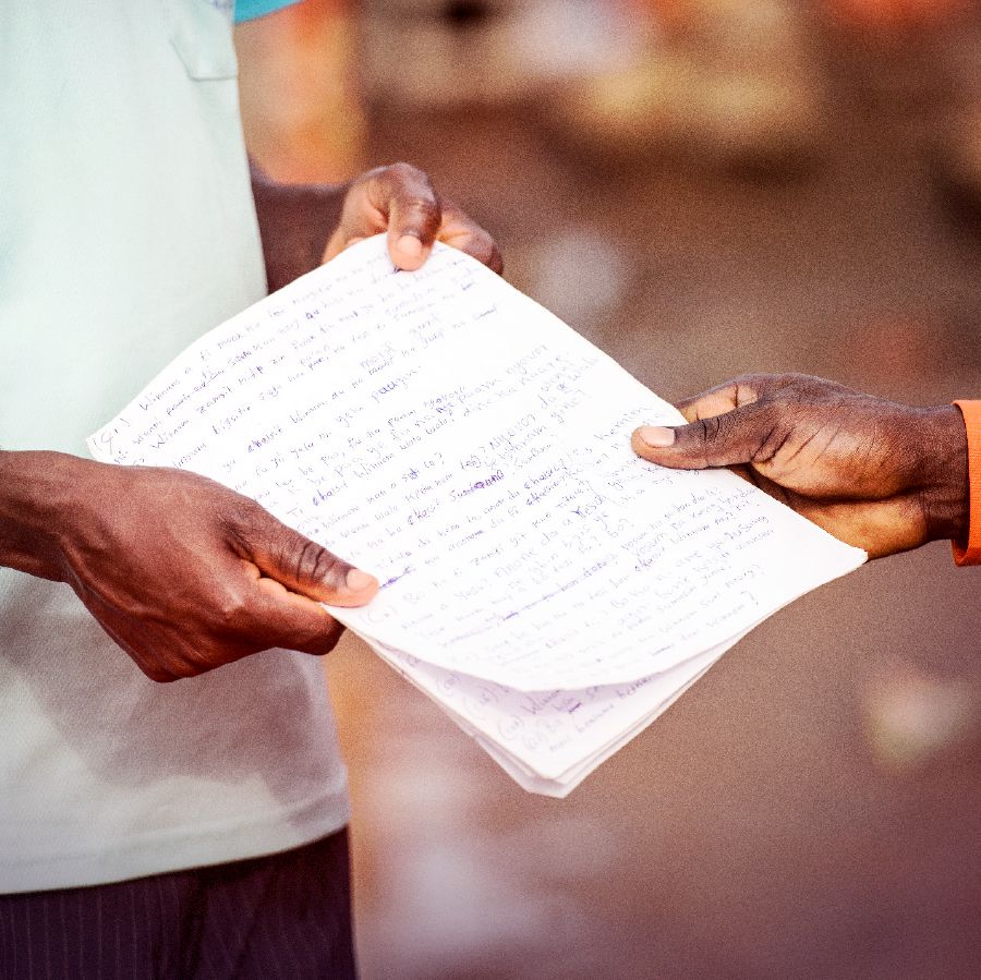 Enoch ampa Samuel broshua aliyotafsiri katika lugha ya Kusaal
