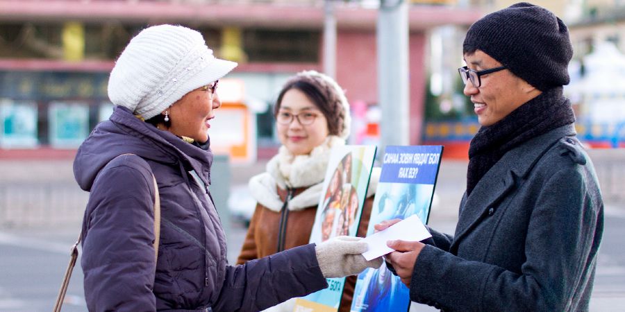 Mashahidi wa Yehova nchini Mongolia wakihubiri hadharani licha ya baridi kali