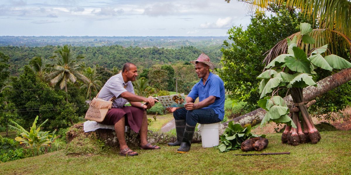 Ndugu akimhubiria mwanamume fulani nchini Fiji