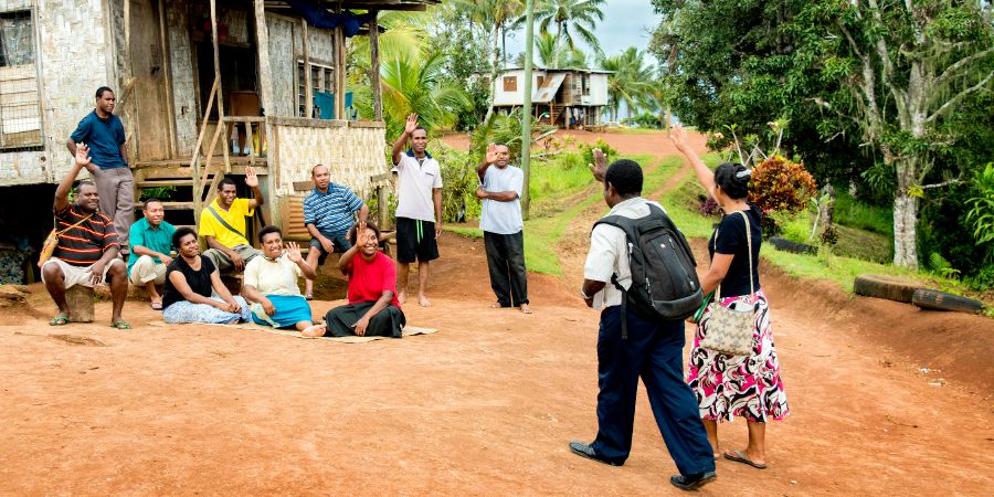 Watu nchini Papua New Guinea wanafurahi kuwaona Terence na Stella wakiwasili