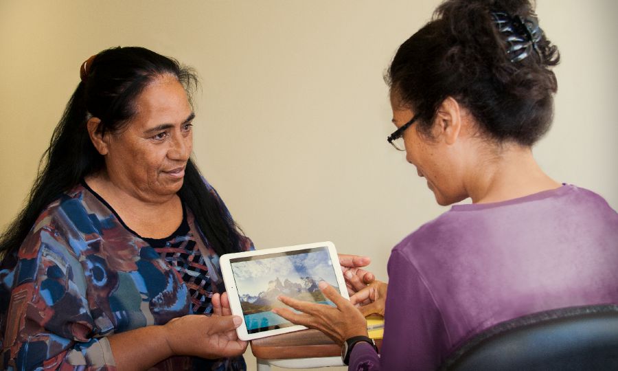 Agnès, painia nchini New Caledonia, akimwonyesha video mtaalamu wa viungo
