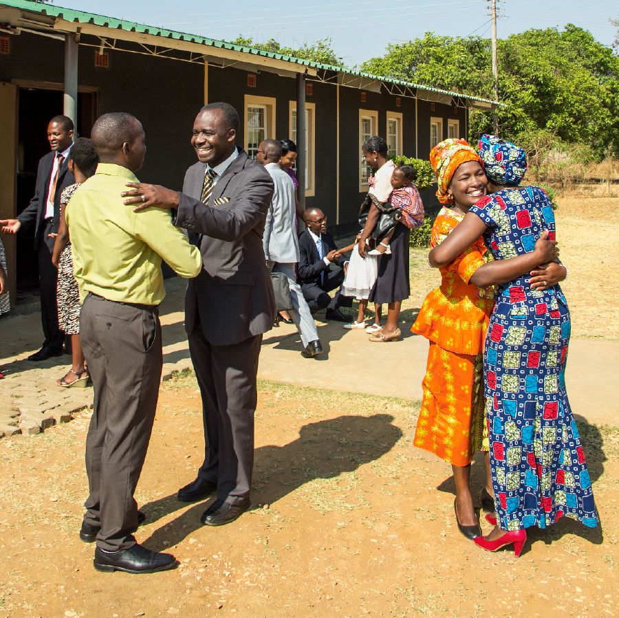 Washiriki wa zamani wa familia ya Betheli ya Zambia wakikaribishwa kwa uchangamfu katika makutaniko yao mapya
