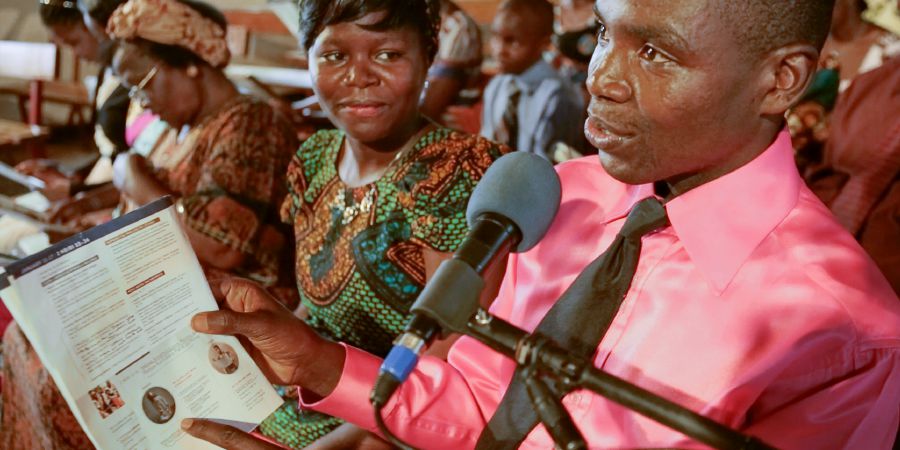 Ndugu na dada nchini Malawi wakitumia Daftari la Mkutano wa—Huduma na Maisha Yetu ya Kikristo