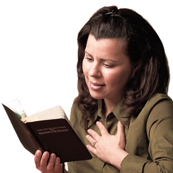 Mwanamuke mwenye huzuni anapata faraja wakati anasoma Biblia