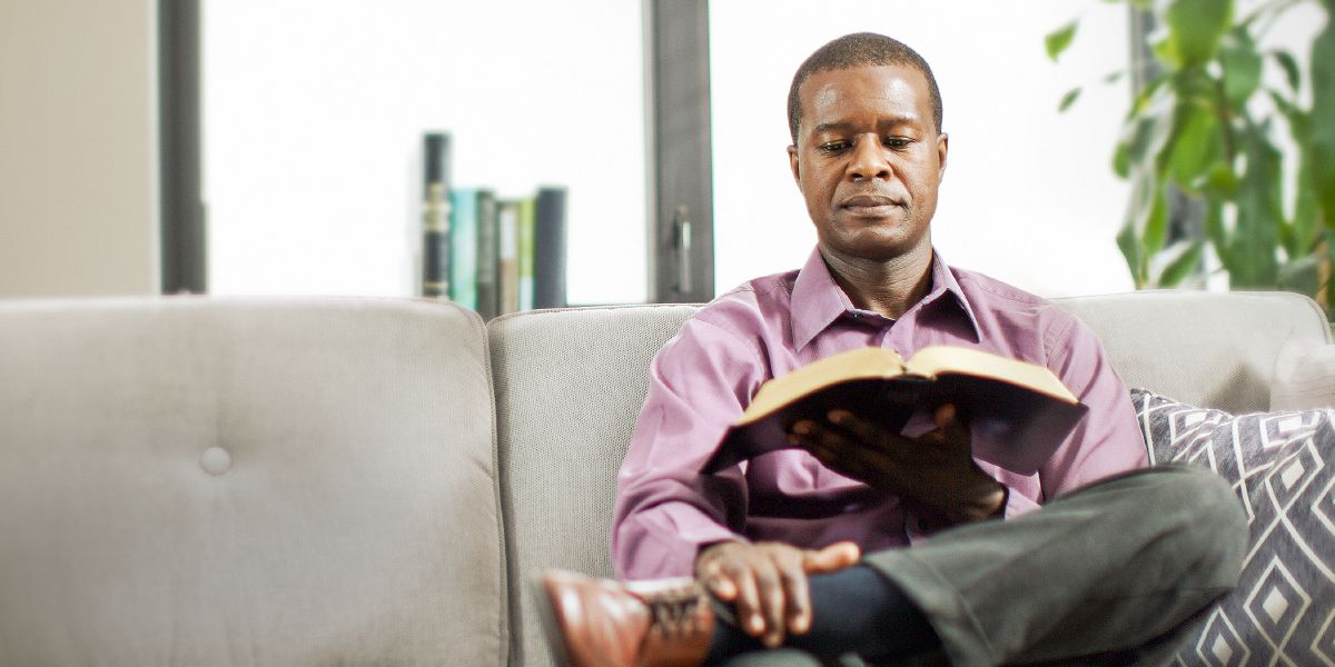 Mwanaume mwenye kusoma Biblia