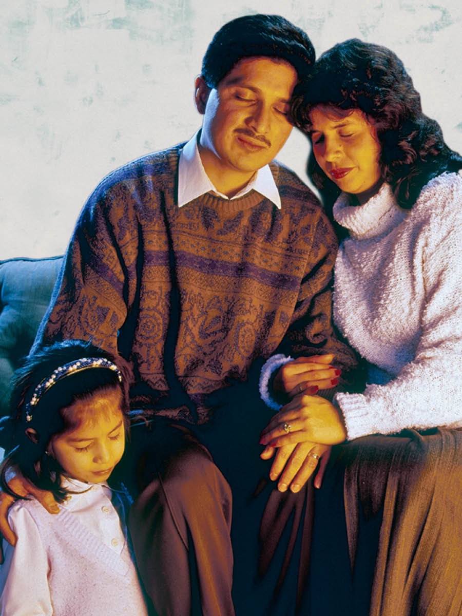 En familj ber tillsammans