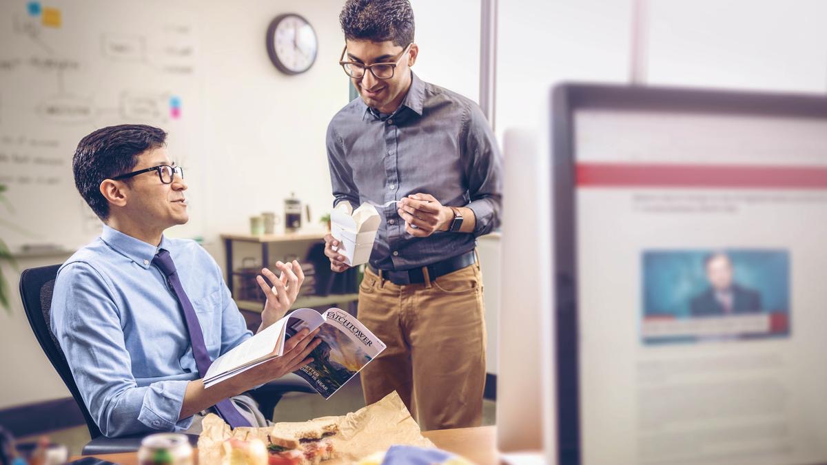 madhiya idaivēlaiyinpōdhu oru sagōdharar thannōdu vēlai seibavaridam saatchi kodukkiraar.