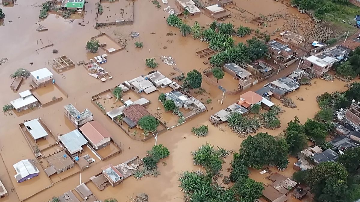 “பிரேசிலை நாசப்படுத்திய வெள்ளம்” என்ற வீடியோவில் இருந்து ஒரு காட்சி. வெள்ளத்தில் மூழ்கி இருக்கும் வீடுகள் மற்றும் மரங்களின் வான்வழி காட்சி.