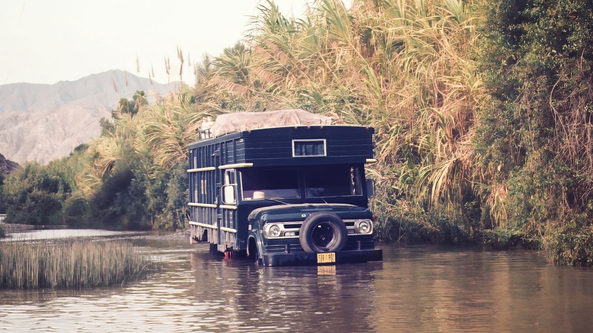 தண்ணீரில் பயணம் செய்யும் மோட்டார் வண்டி வீடு.