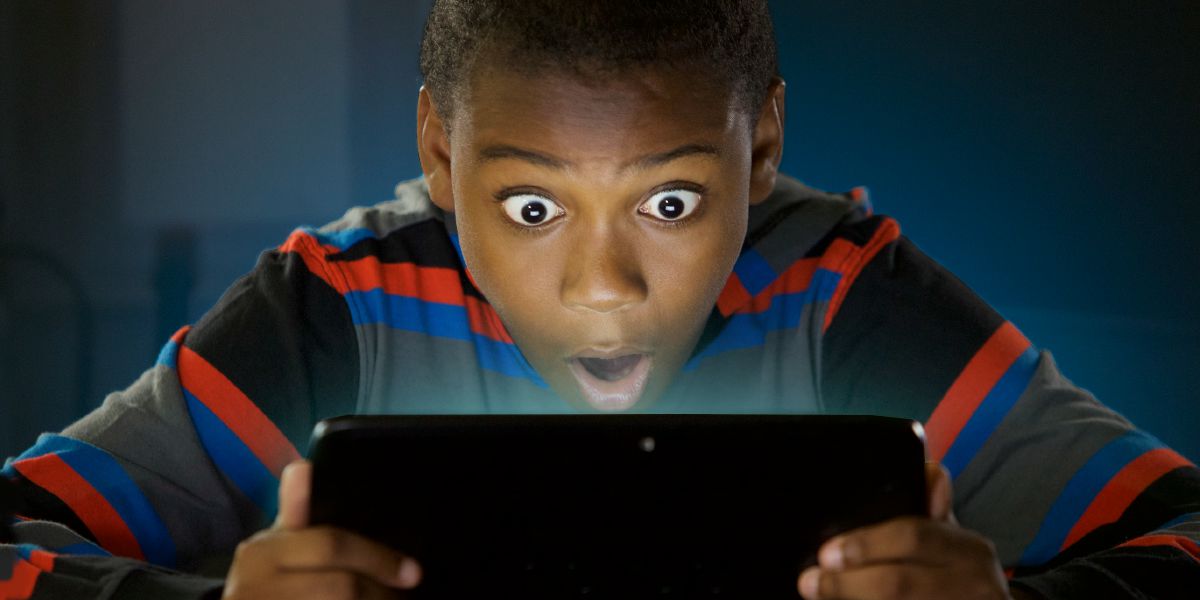 Labarik-mane hakfodak ho buat neʼebé nia haree iha tablet laran