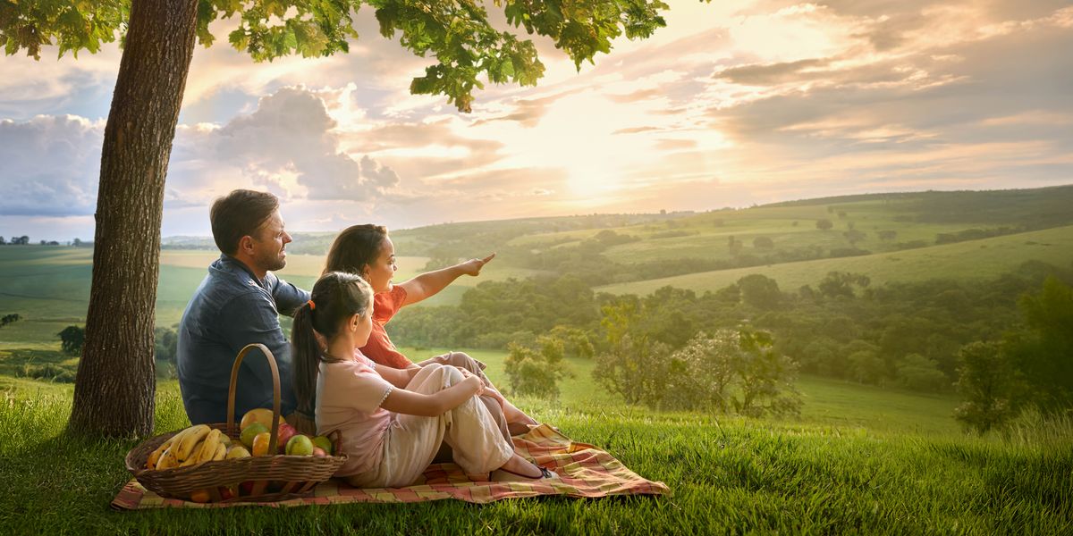 Família neʼebé haree hela natureza nia furak ho kontente.