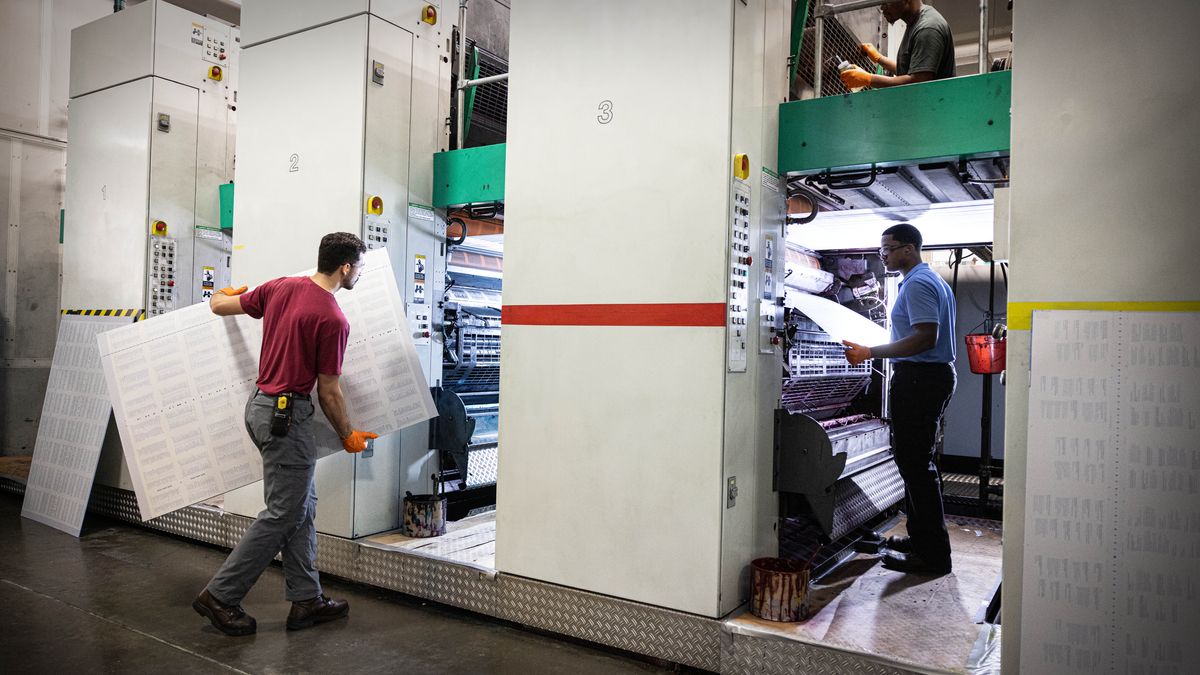 Irmaun sira troka materiál atu print buat neʼebé foun no halo manutensaun ba mákina print neʼebé boot.