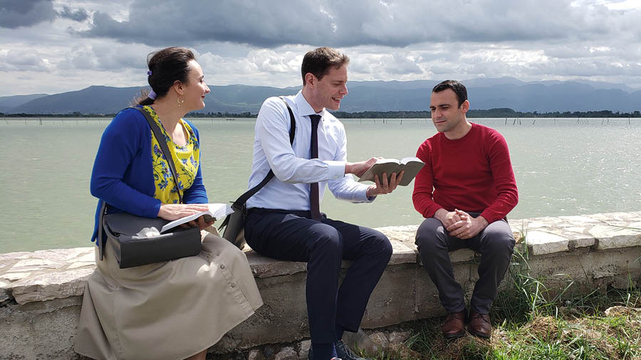 Alida no Stefano haklaken ba mane ida, sira tuur iha moru fatuk iha lagoa sorin.