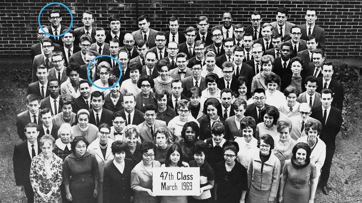 Dayrell no Susanne Sharp hamriik hamutuk ho maluk graduadu seluk husi klase 47 iha eskola Gilead.