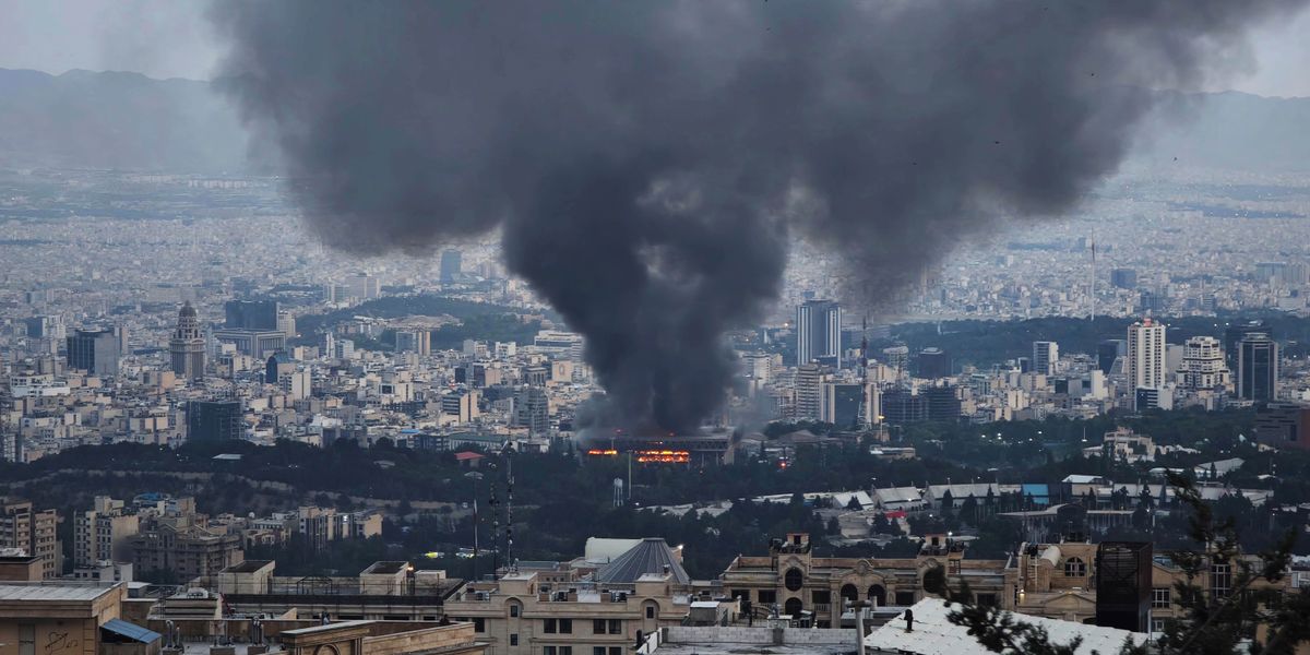 Suar barak husi bomba neʼebé rabenta iha sidade ida iha Médiu Oriente.