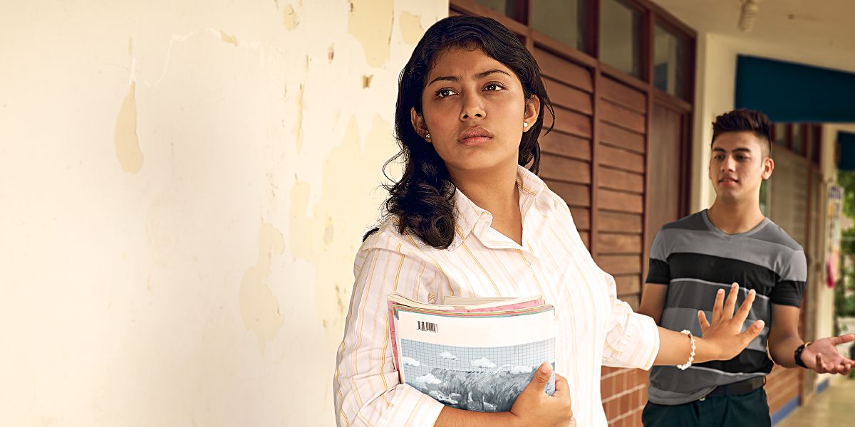 Feto joven ida hasees an kedas husi mane neʼebé book nia