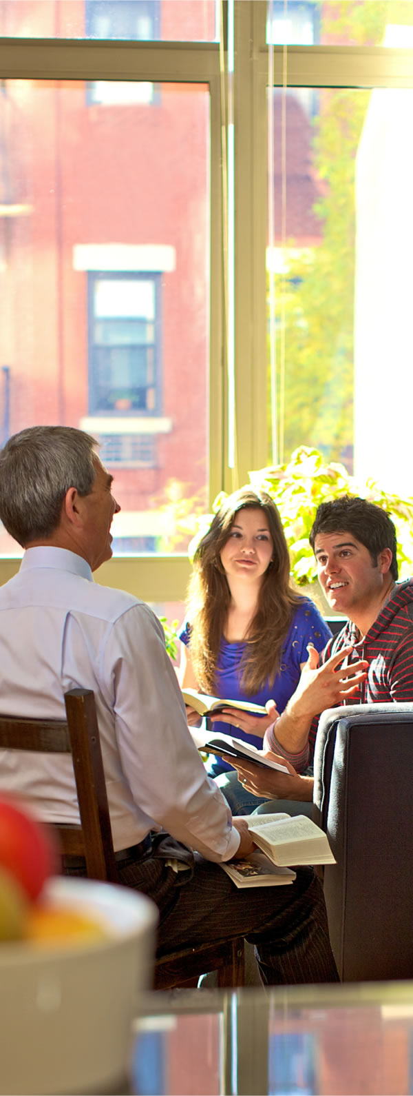 คน​กำลัง​เรียน​คัมภีร์​ไบเบิล