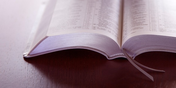 คัมภีร์ไบเบิลเปิดอยู่