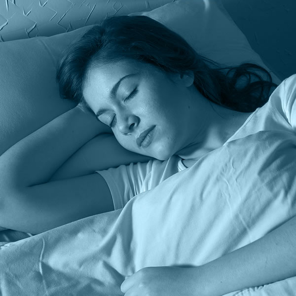 เด็ก​ผู้​หญิง​คน​หนึ่ง​กิน​แอปเปิ้ล